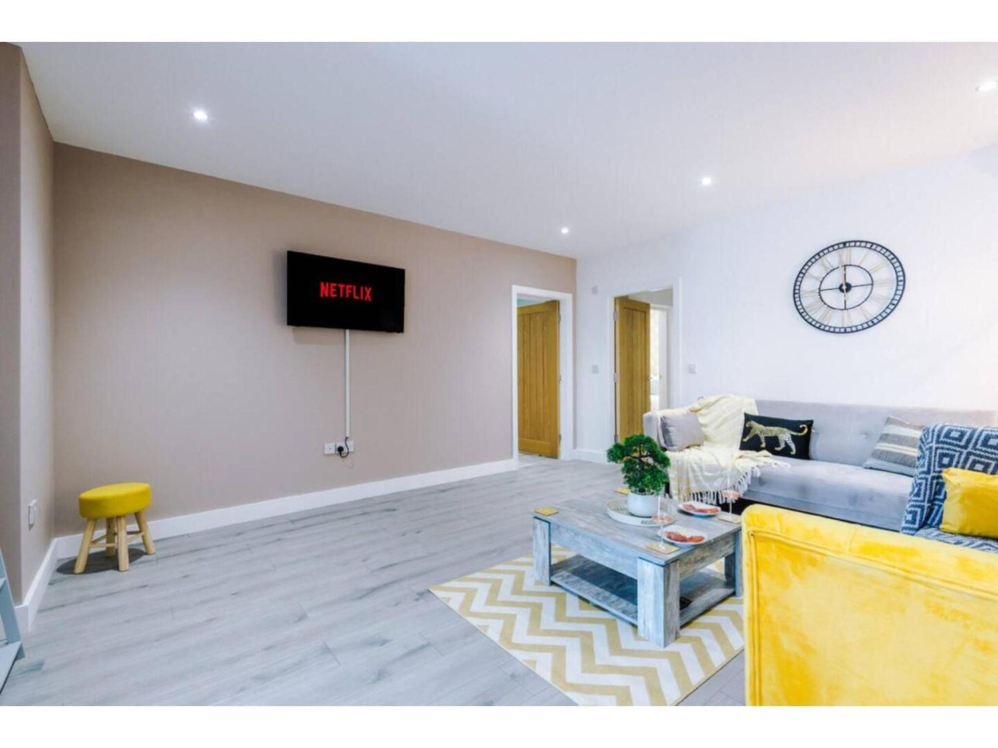 The Ecclesian Deluxe Near Trafford Centre Eccles Train Station * Manchester