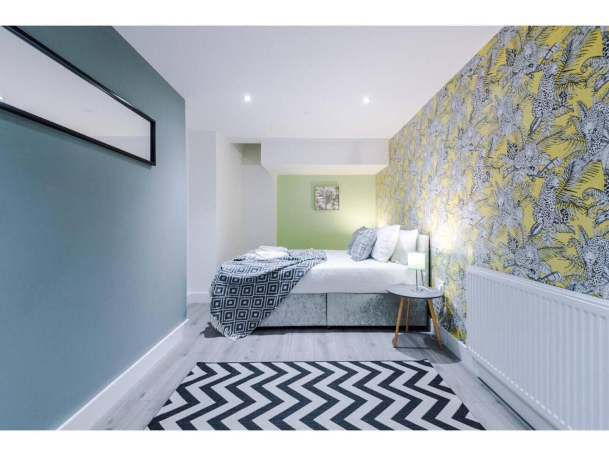 The Ecclesian Deluxe Near Trafford Centre Eccles Train Station Apartment