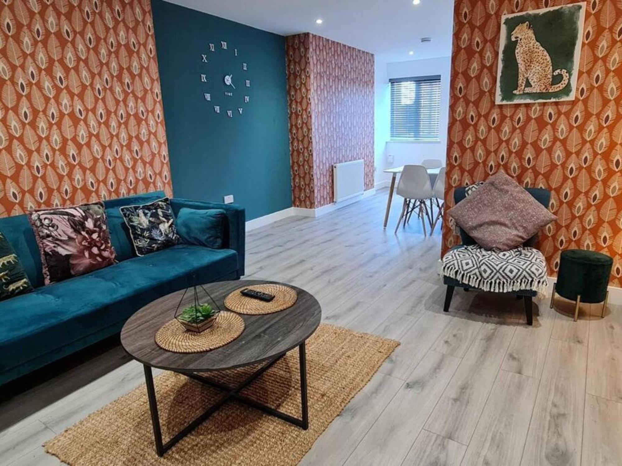 The Ecclesian Deluxe Near Trafford Centre Eccles Train Station Apartment *