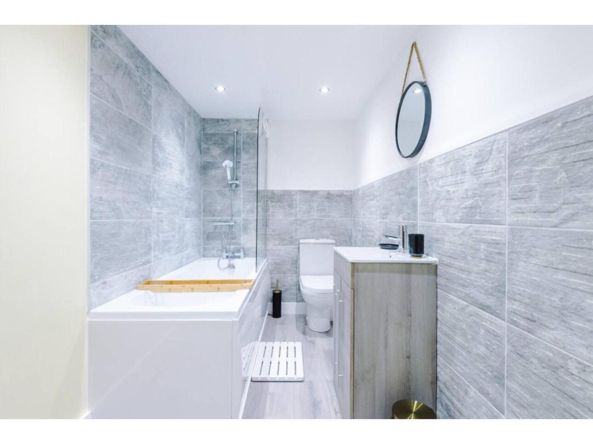 Apartment The Ecclesian Deluxe Near Trafford Centre Eccles Train Station *