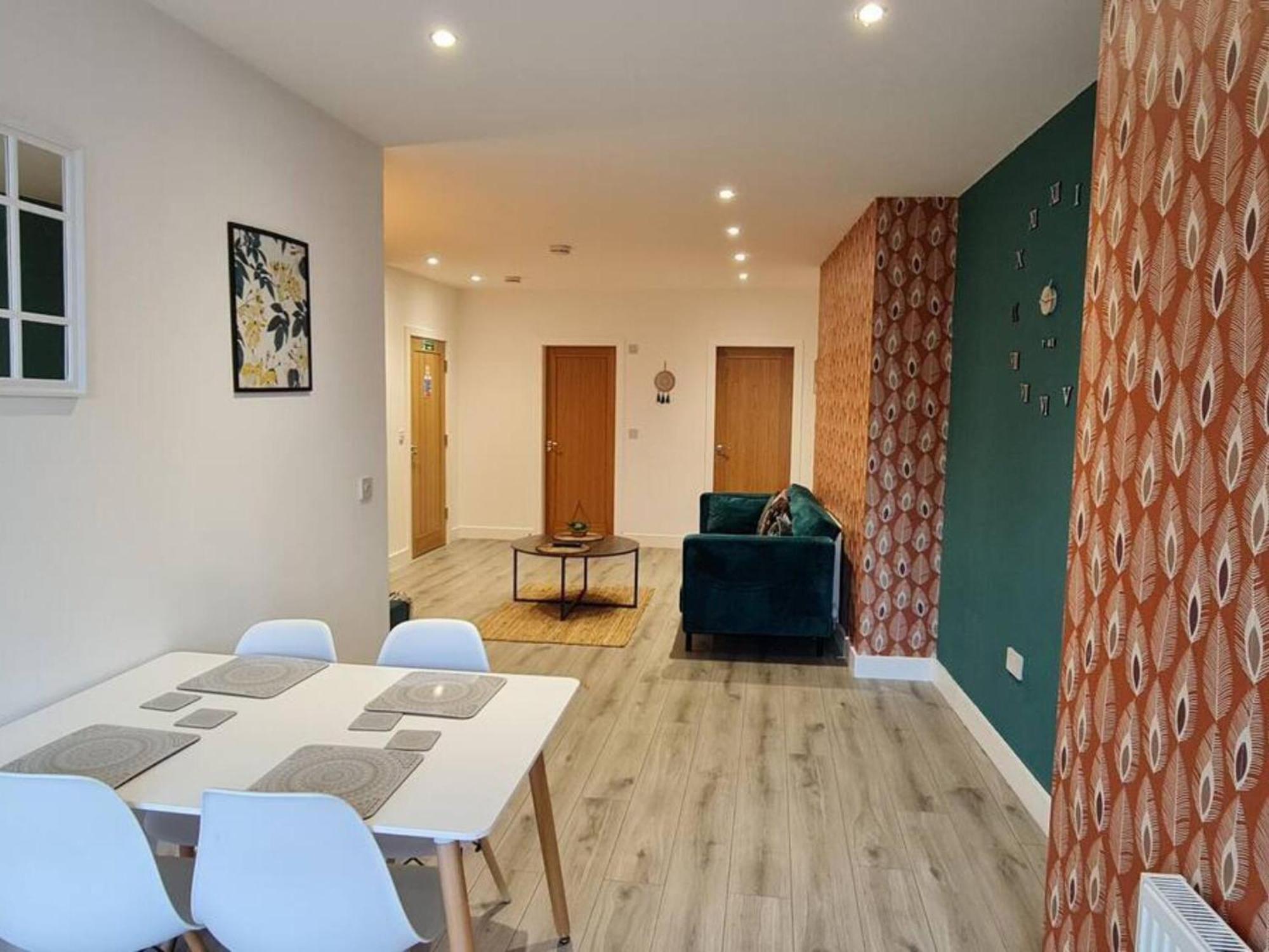 The Ecclesian Deluxe Near Trafford Centre Eccles Train Station Apartment