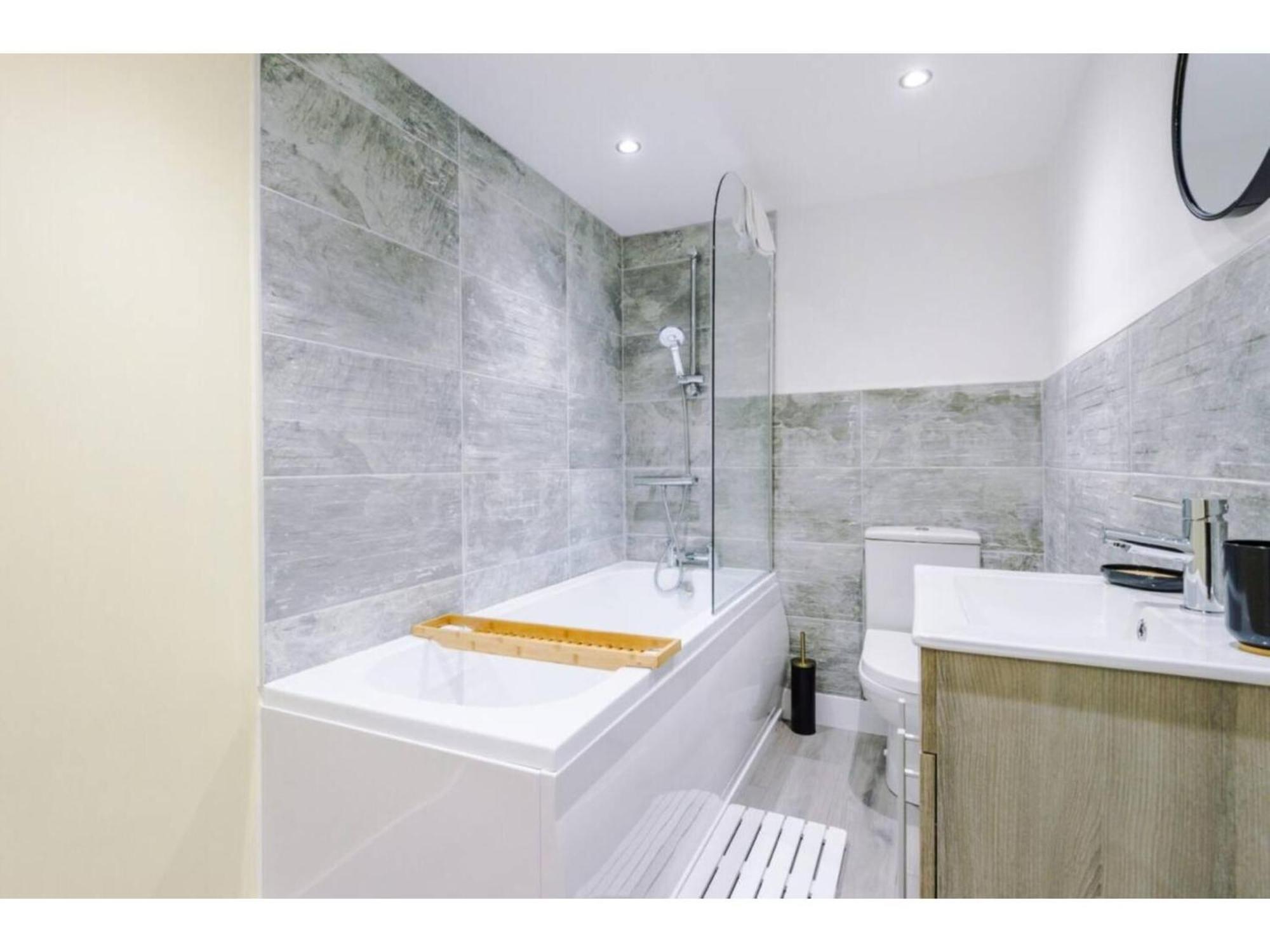 Apartment The Ecclesian Deluxe Near Trafford Centre Eccles Train Station *