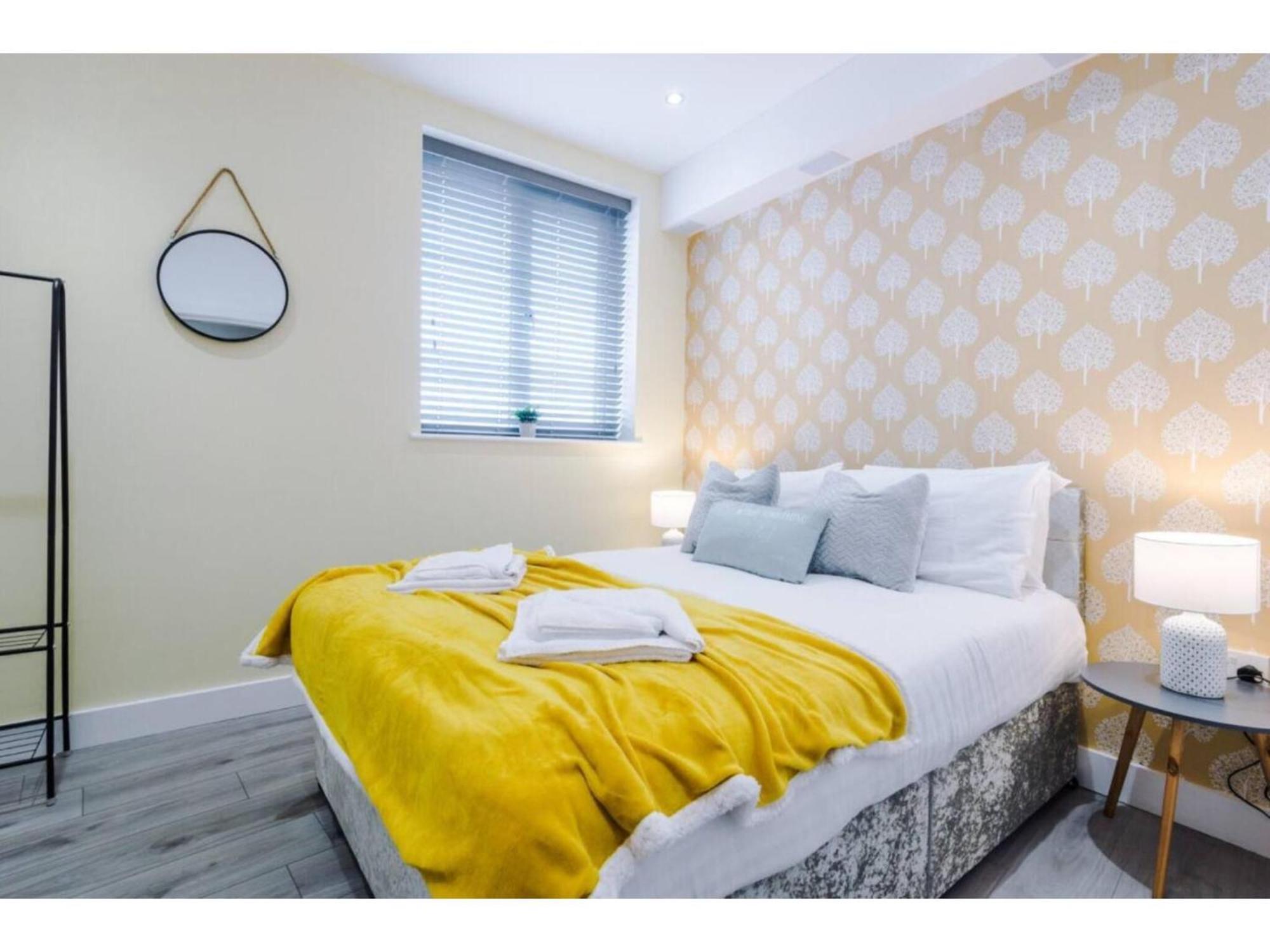 The Ecclesian Deluxe Near Trafford Centre Eccles Train Station *
