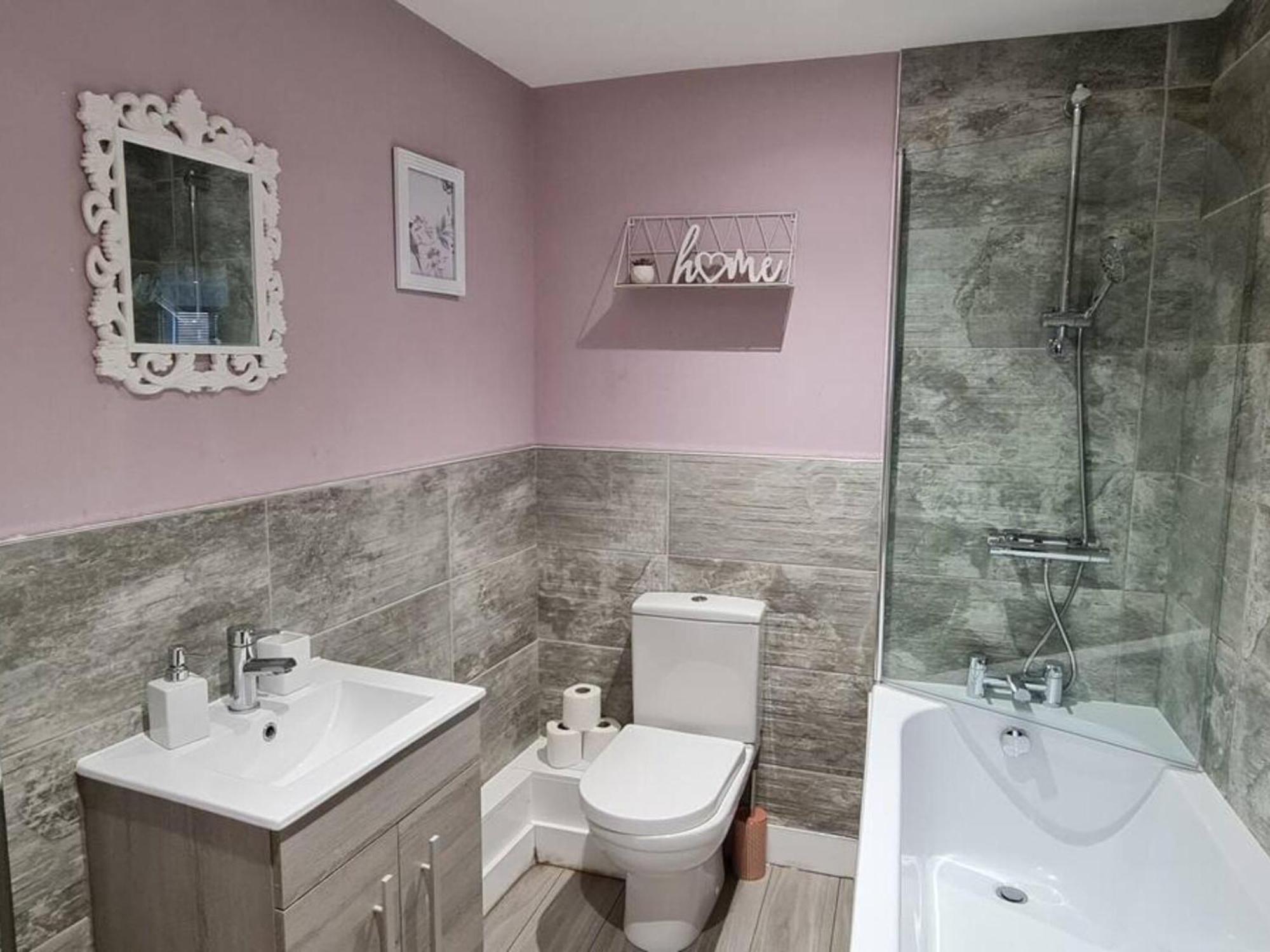 The Ecclesian Deluxe Near Trafford Centre Eccles Train Station Manchester