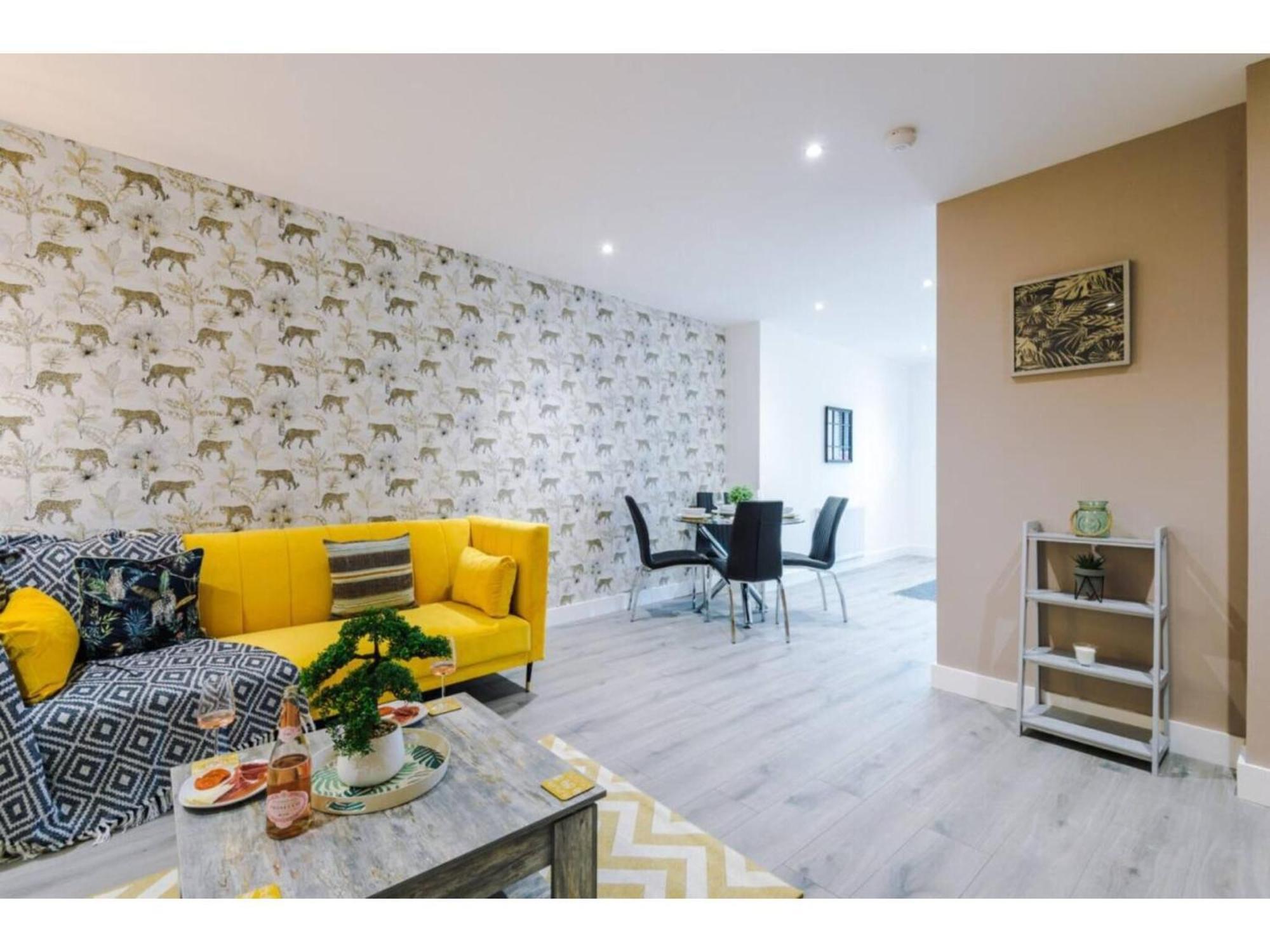 The Ecclesian Deluxe Near Trafford Centre Eccles Train Station