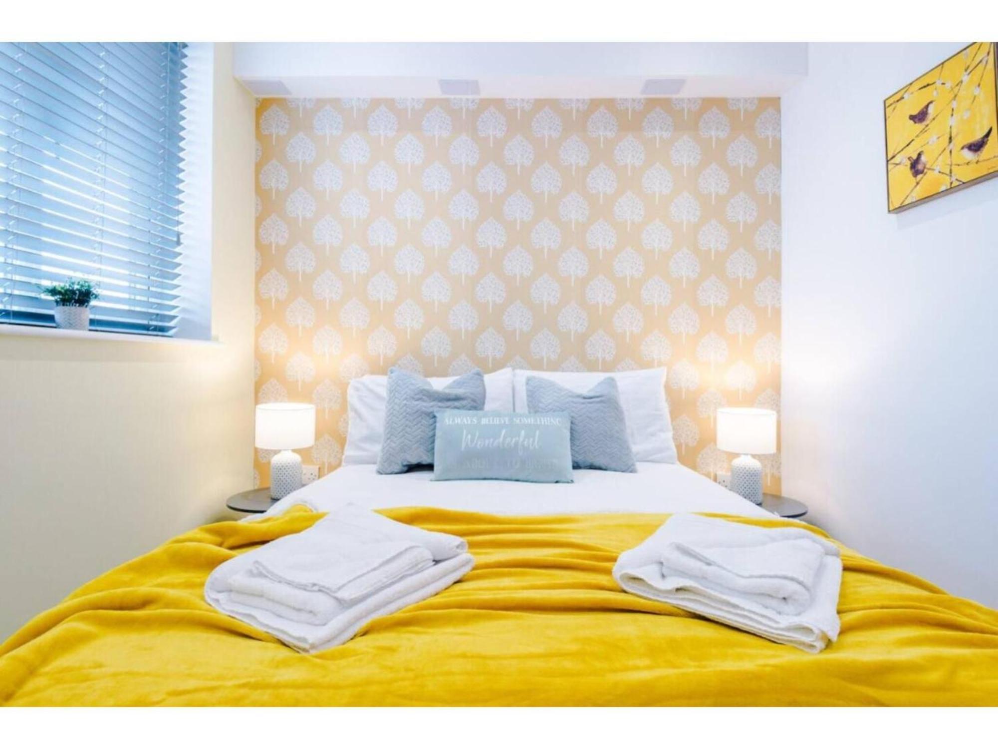 The Ecclesian Deluxe Near Trafford Centre Eccles Train Station Apartment