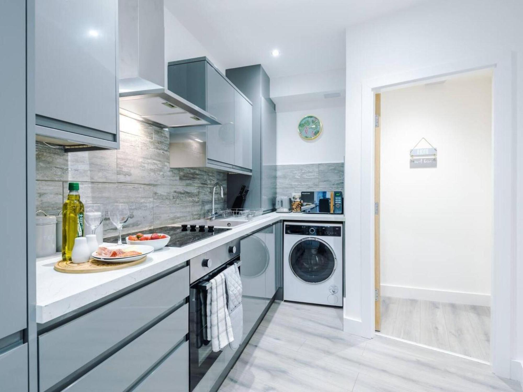 The Ecclesian Deluxe Near Trafford Centre Eccles Train Station Apartment *