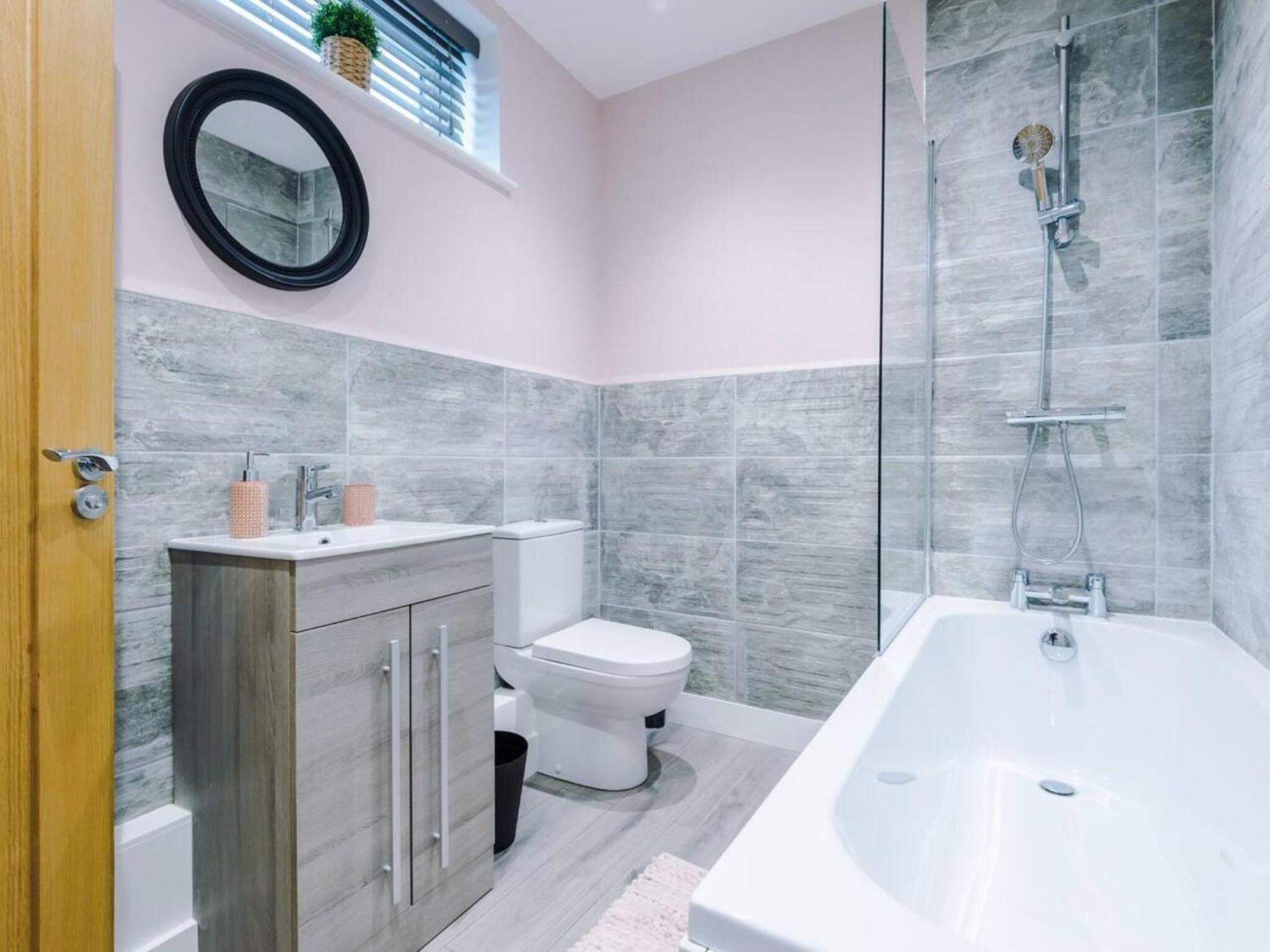 The Ecclesian Deluxe Near Trafford Centre Eccles Train Station * Manchester