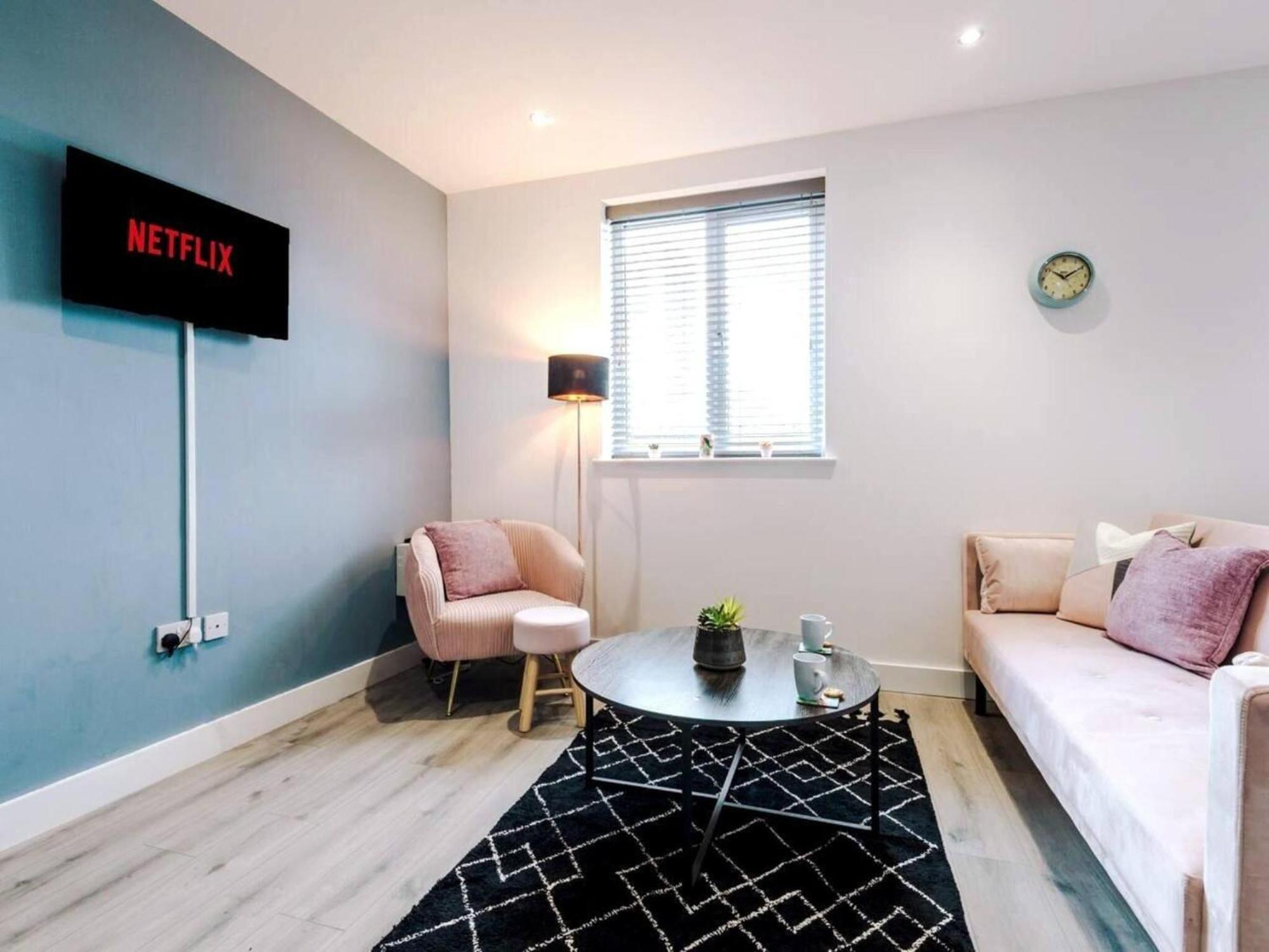The Ecclesian Deluxe Near Trafford Centre Eccles Train Station Apartment *