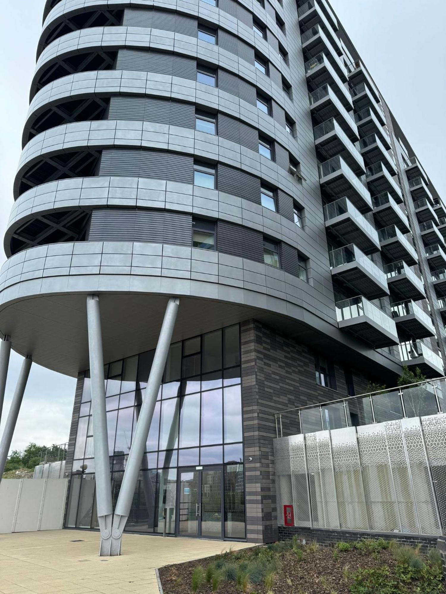 New Penthouse Height Flat, View Balcony, Free Gym & Minimalistic * Manchester