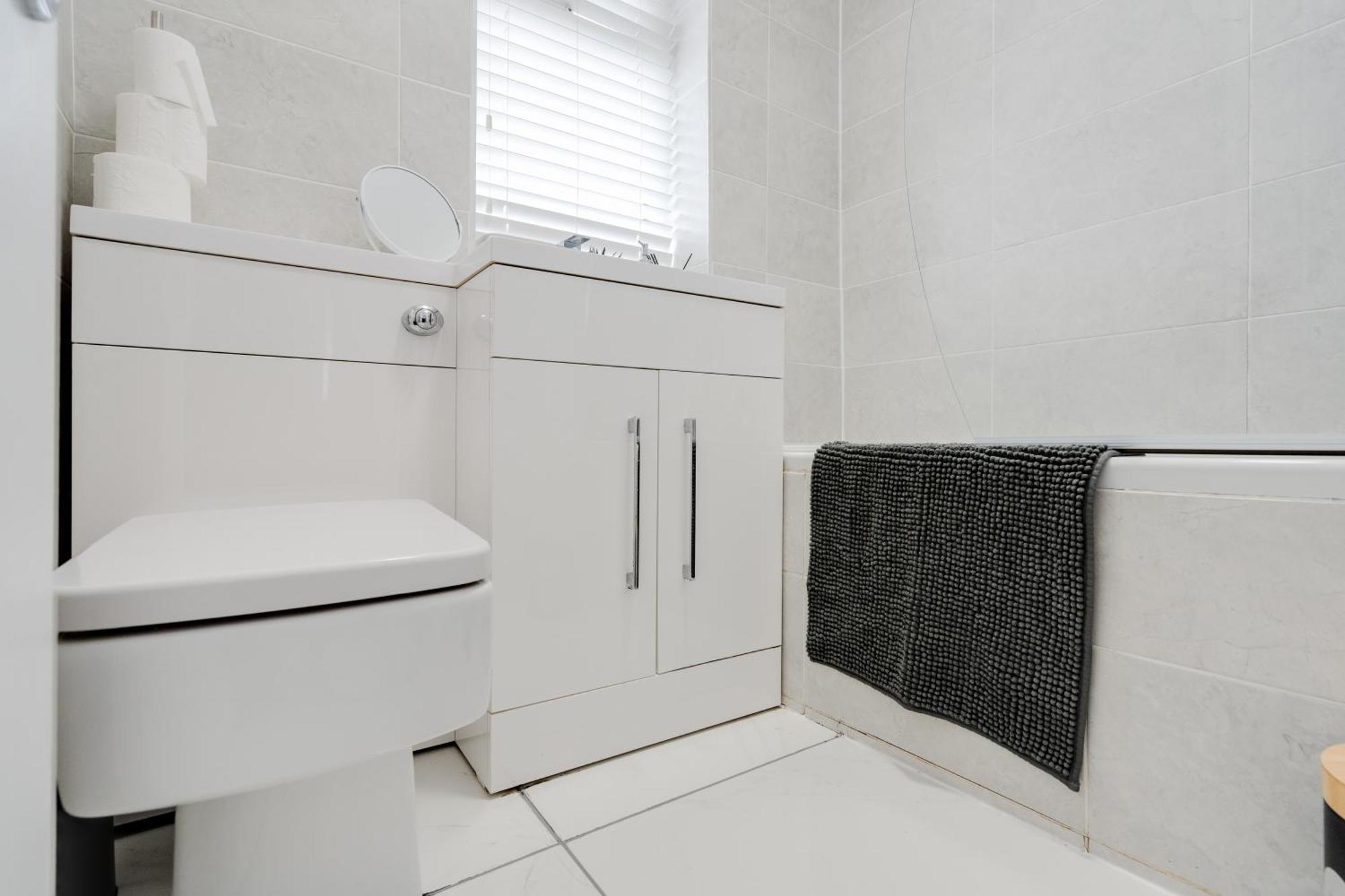 Hilltop House In - Free Parking Holiday home