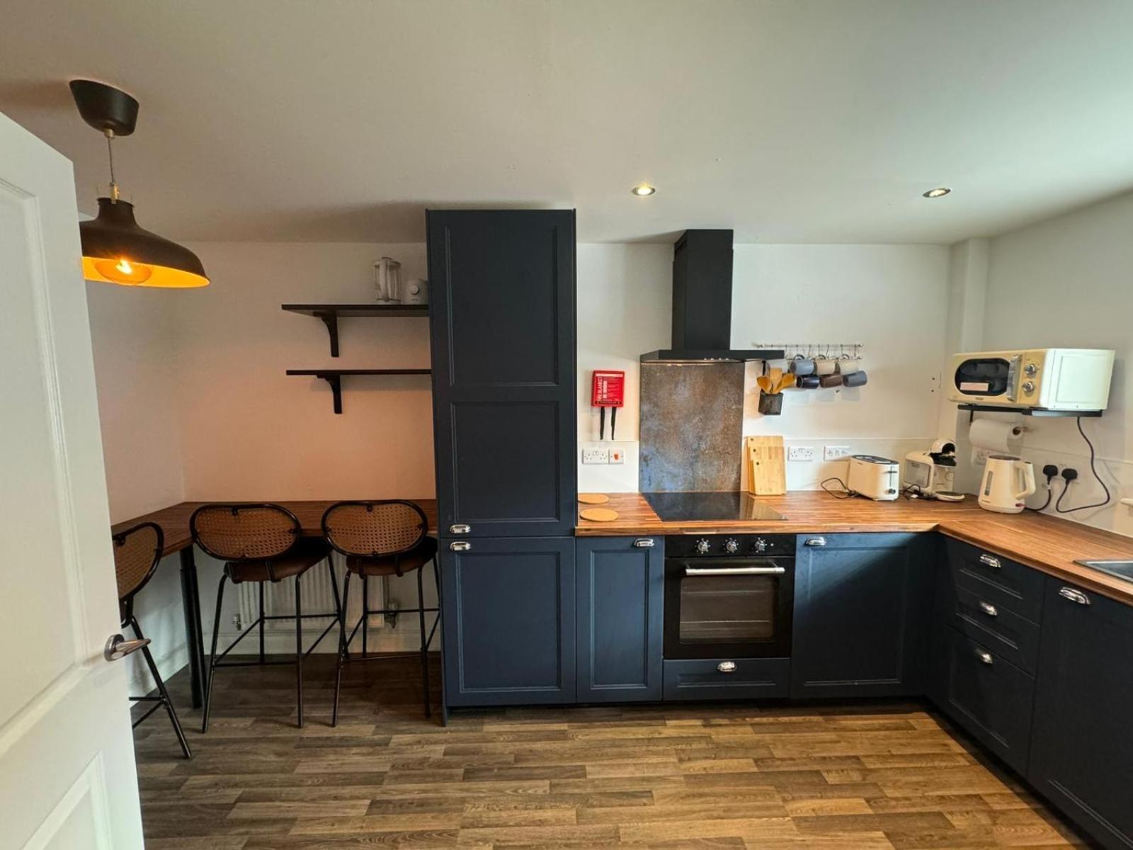 Modern King Bedroom Near Etihad Stadium & The Coop Live *