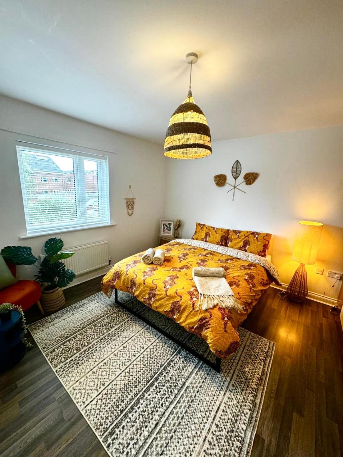 Modern King Bedroom Near Etihad Stadium & The Coop Live *