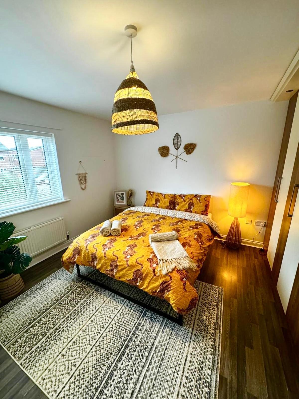 Modern King Bedroom Near Etihad Stadium & The Coop Live Gasthuis
