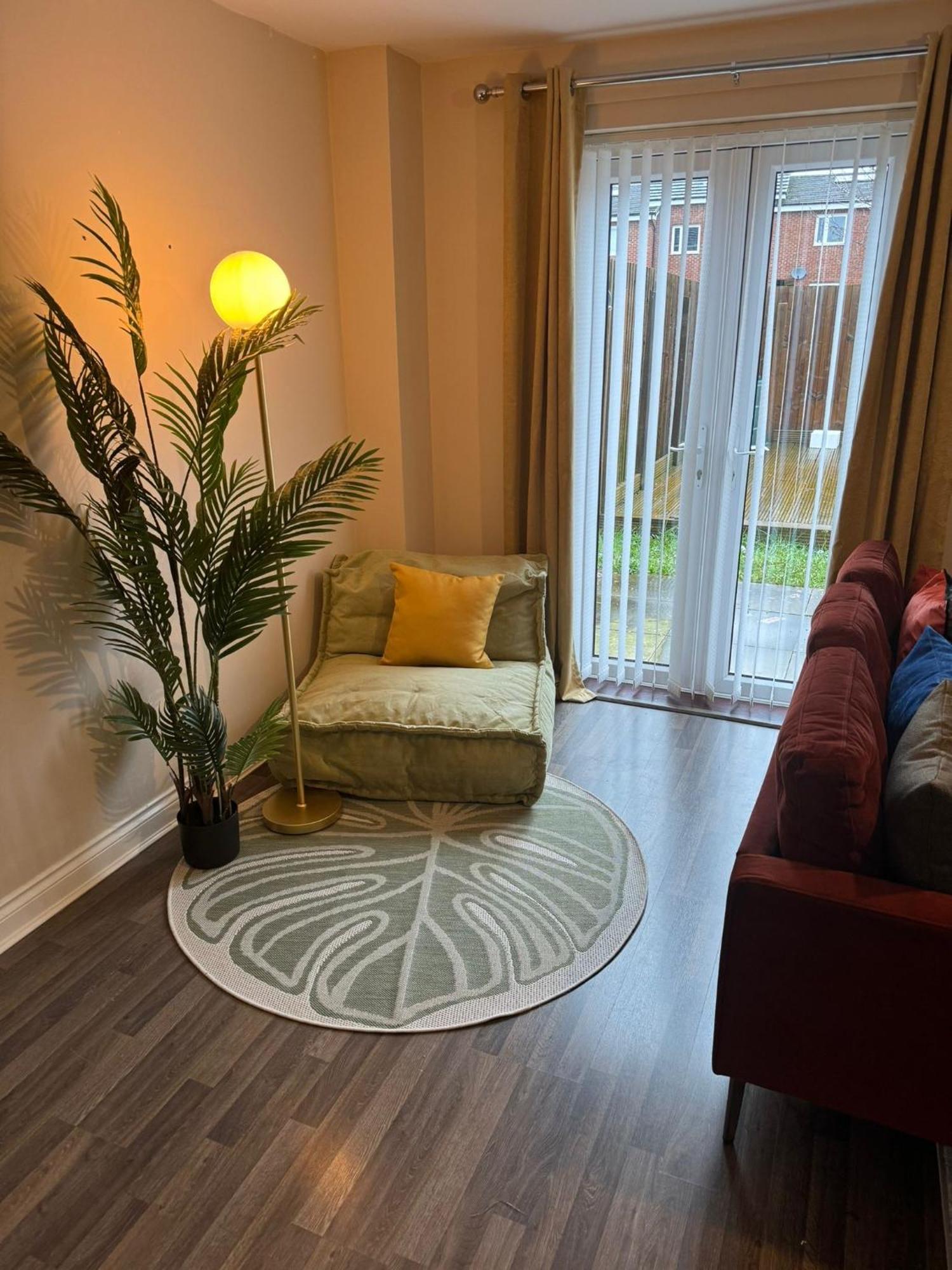 Modern King Bedroom Near Etihad Stadium & The Coop Live Manchester