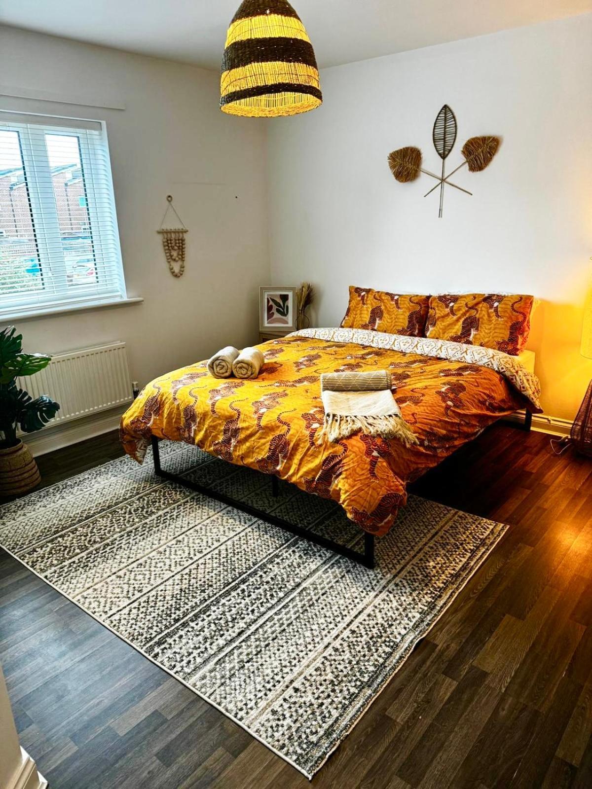 Modern King Bedroom Near Etihad Stadium & The Coop Live Gasthuis