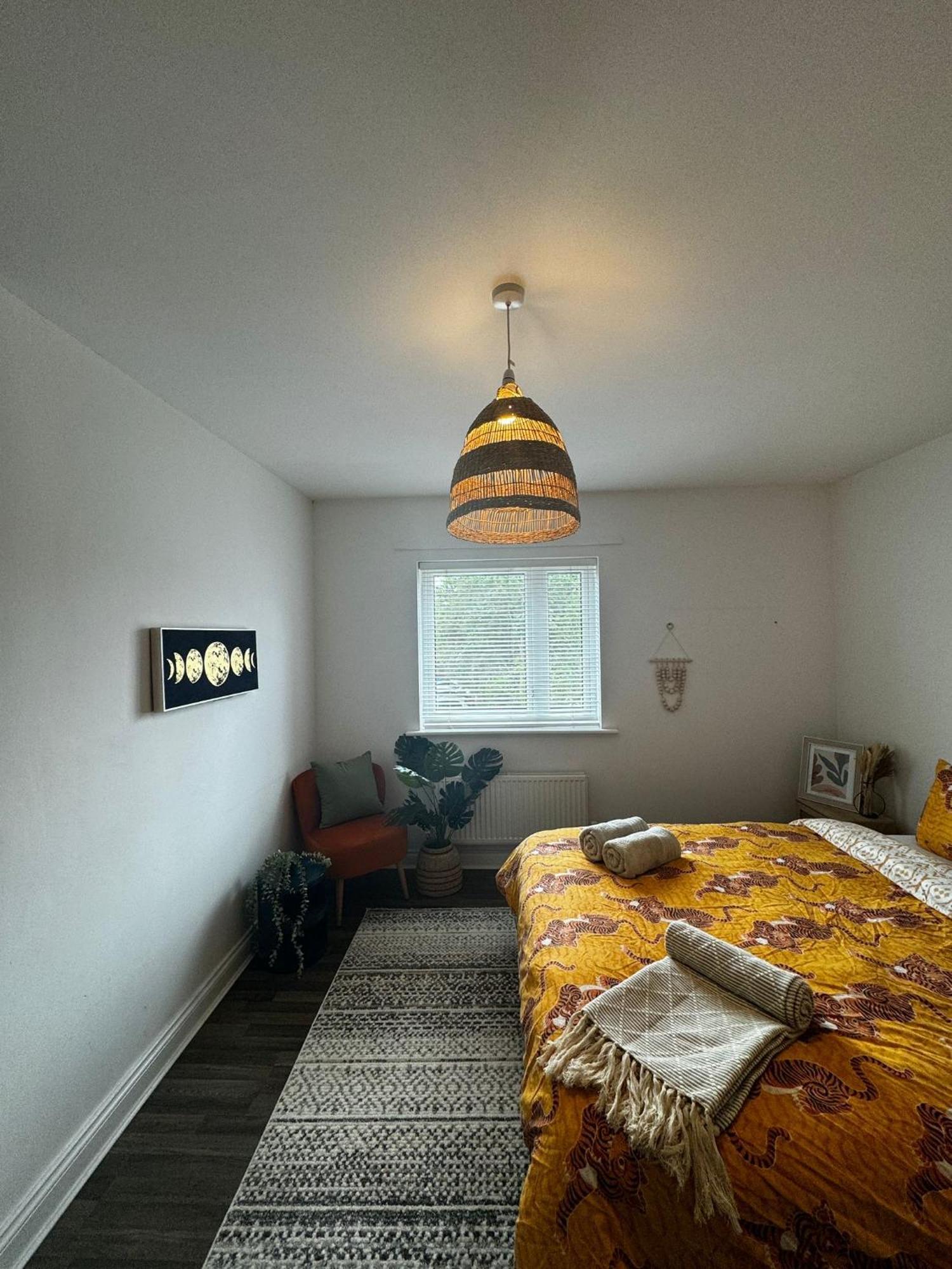 Modern King Bedroom Near Etihad Stadium & The Coop Live *