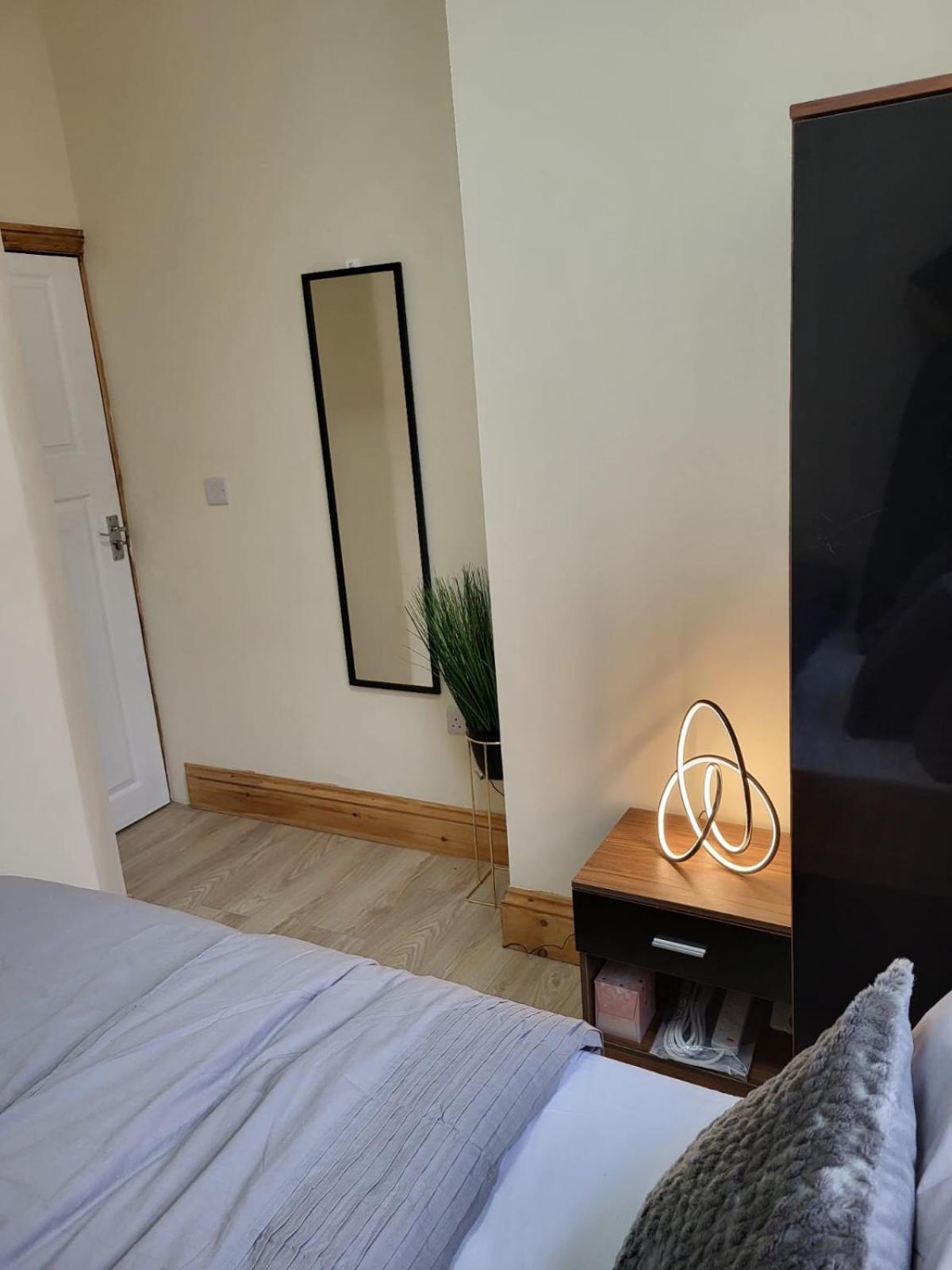 In 6 Minutes Drive To Victoria Station Accommodatie bij particulieren Manchester