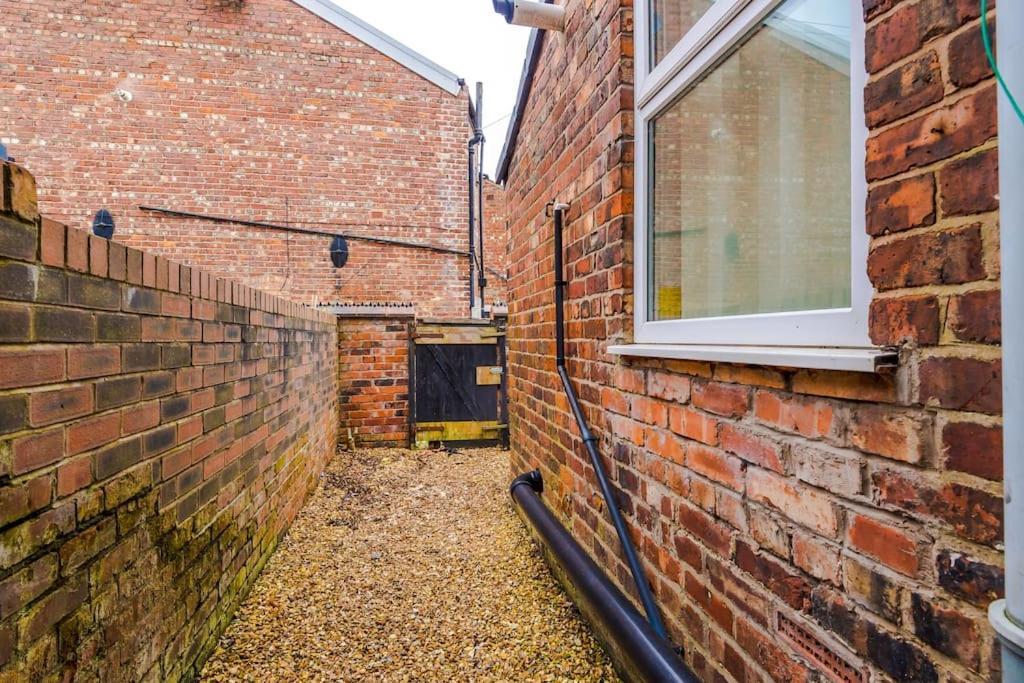 1 Bed Flat With Parking * Manchester