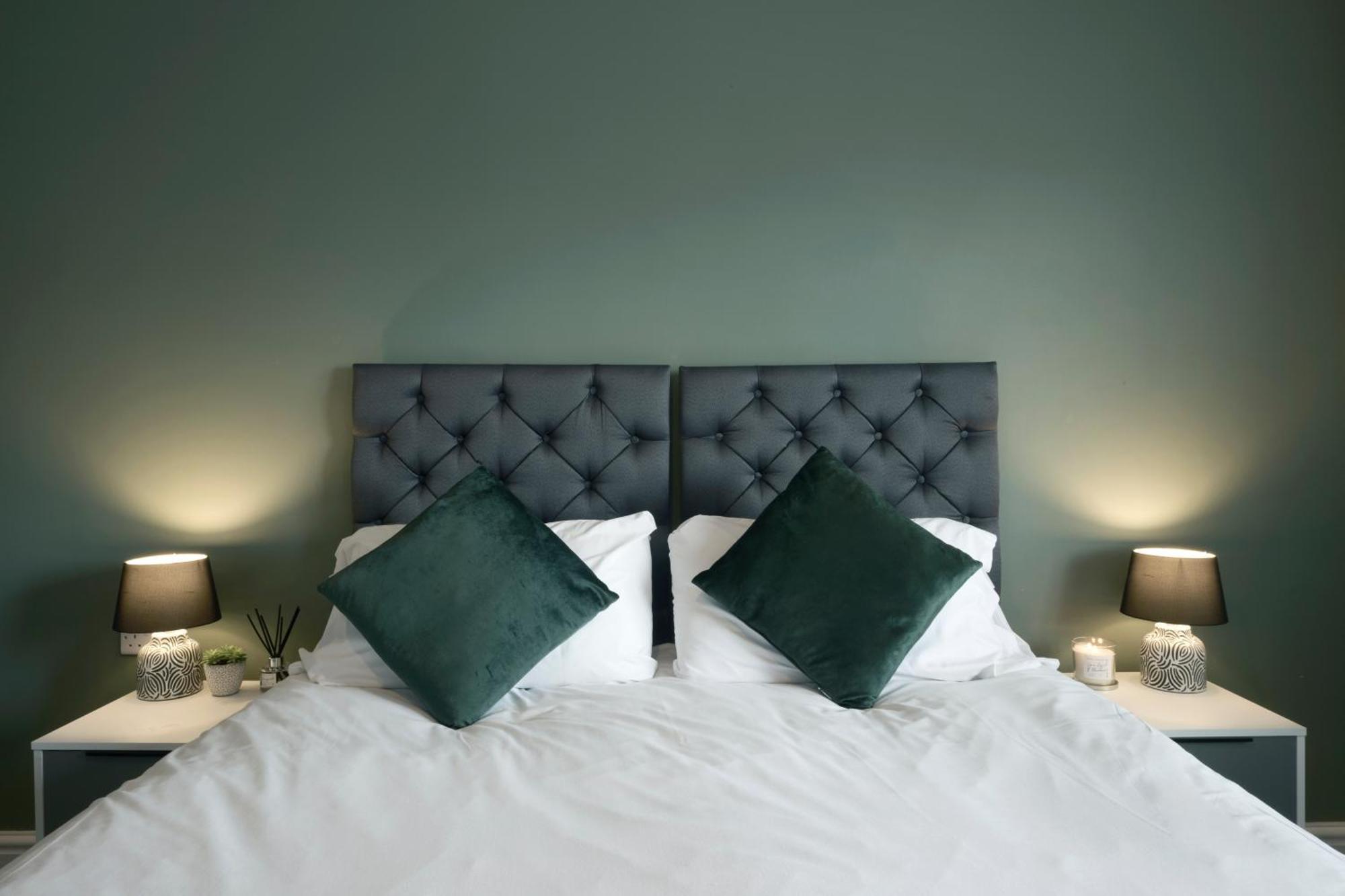 Apartment Stunning Two Bedroom In Denton By Eason Stays, Ideal For Contractors Working On Crown Point, With Free Parking *