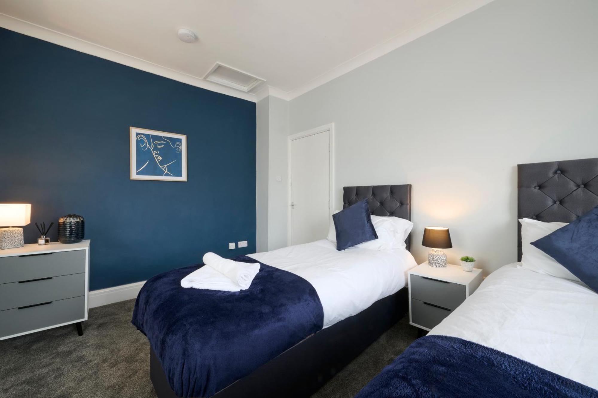 Apartment Stunning Two Bedroom In Denton By Eason Stays, Ideal For Contractors Working On Crown Point, With Free Parking
