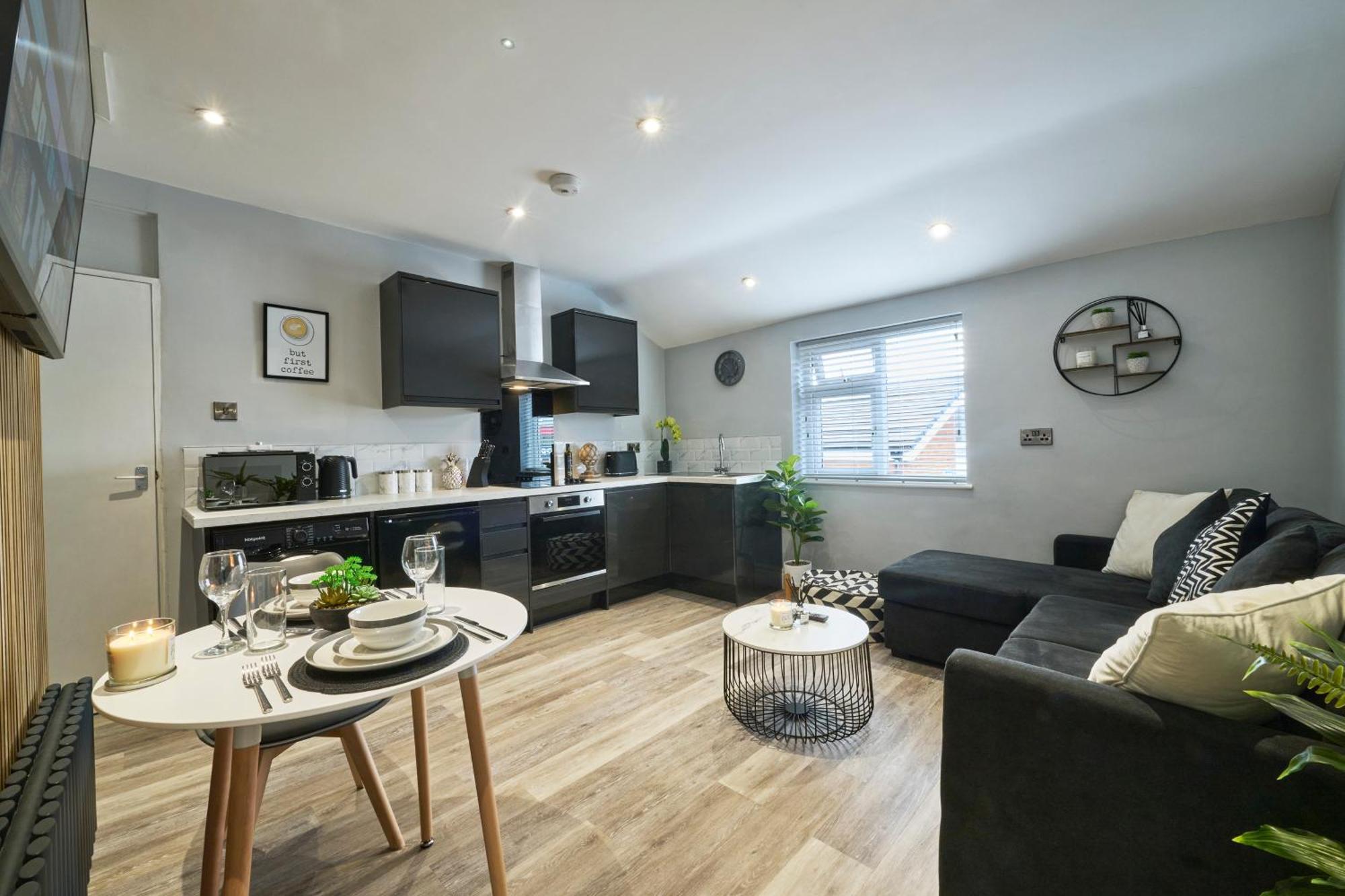 Stunning Two Bedroom In Denton By Eason Stays, Ideal For Contractors Working On Crown Point, With Free Parking Manchester