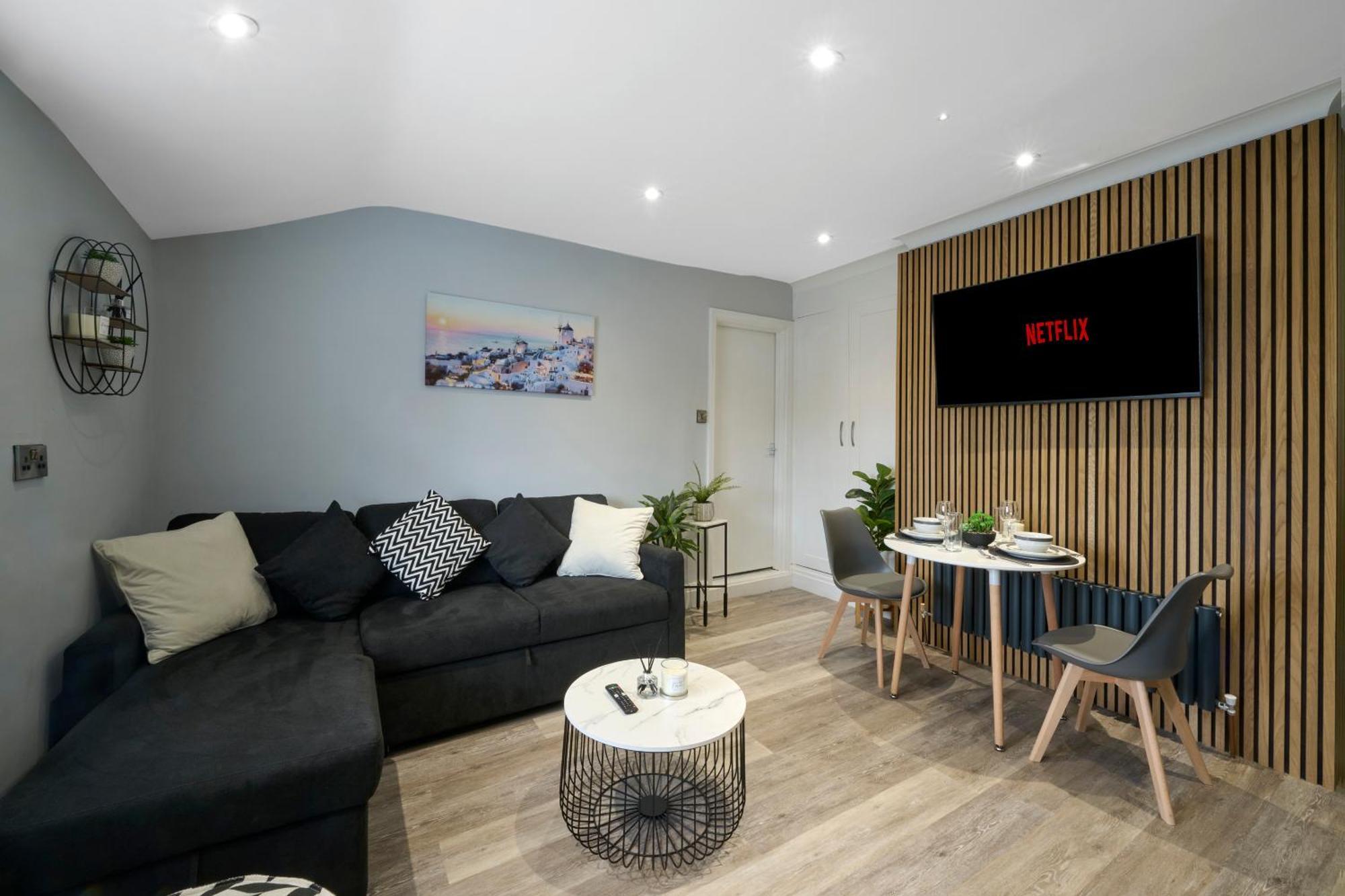 Apartment Stunning Two Bedroom In Denton By Eason Stays, Ideal For Contractors Working On Crown Point, With Free Parking Manchester