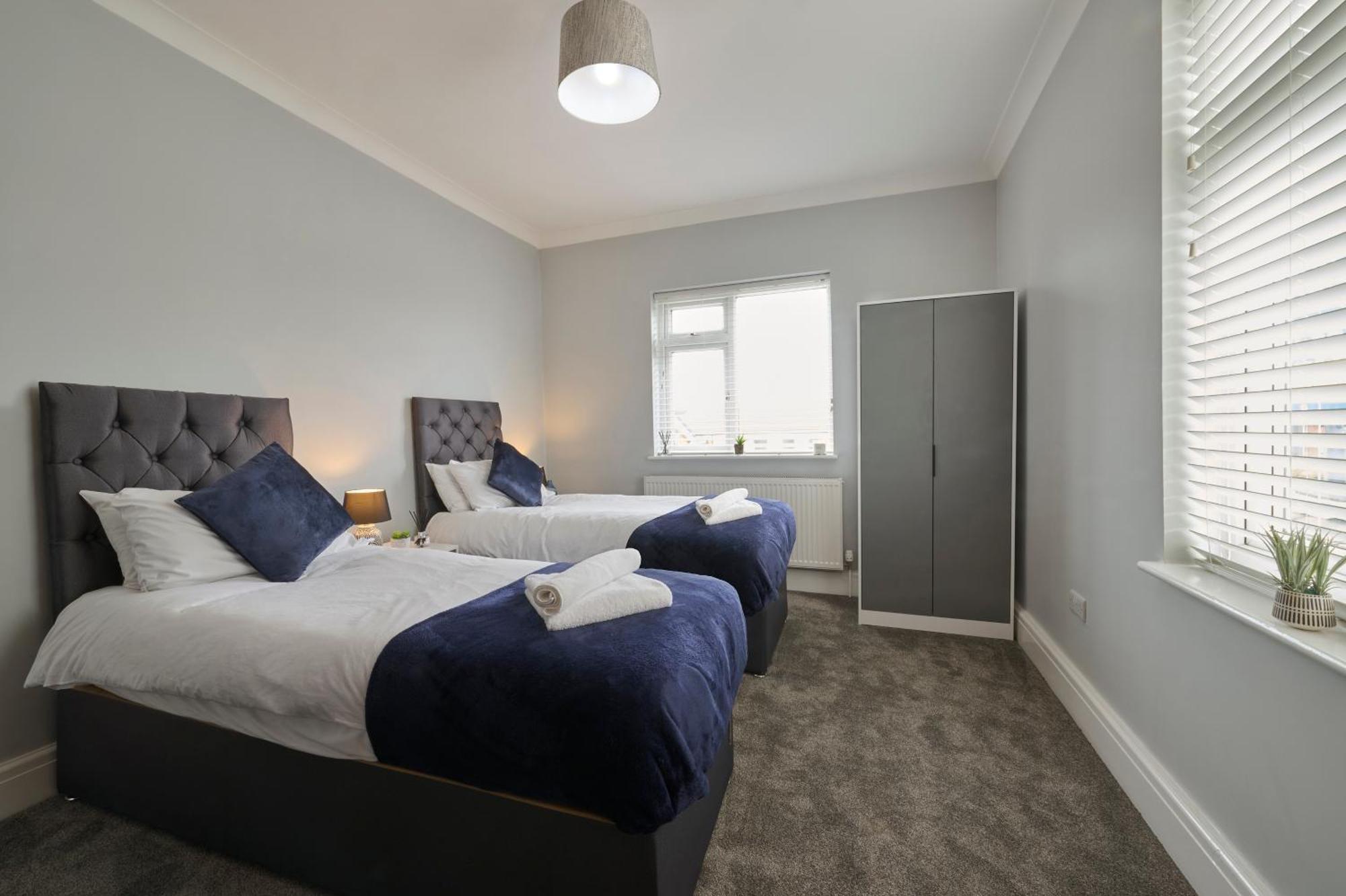 Stunning Two Bedroom In Denton By Eason Stays, Ideal For Contractors Working On Crown Point, With Free Parking