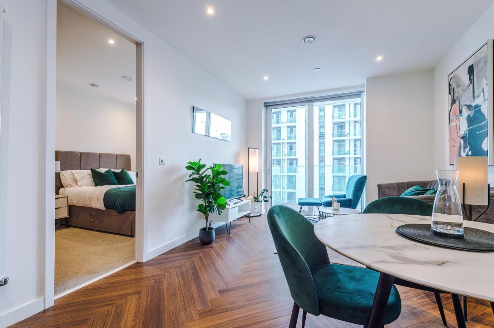 Apartment Media - Skyline View *