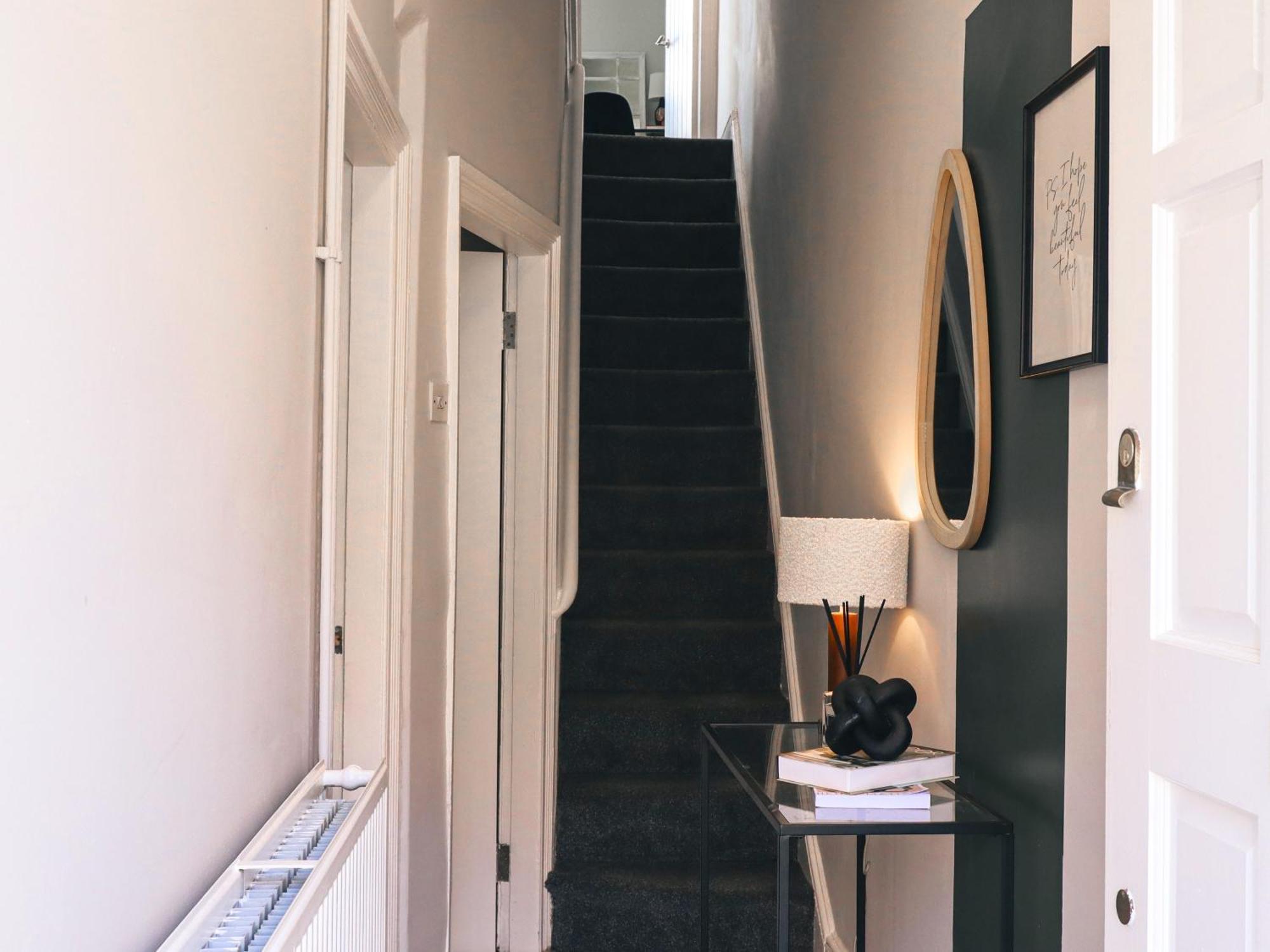 Beautiful Large House Free Parking 10 Mins To Centre Near Ao Arena Ideal For Groups Long Rates *