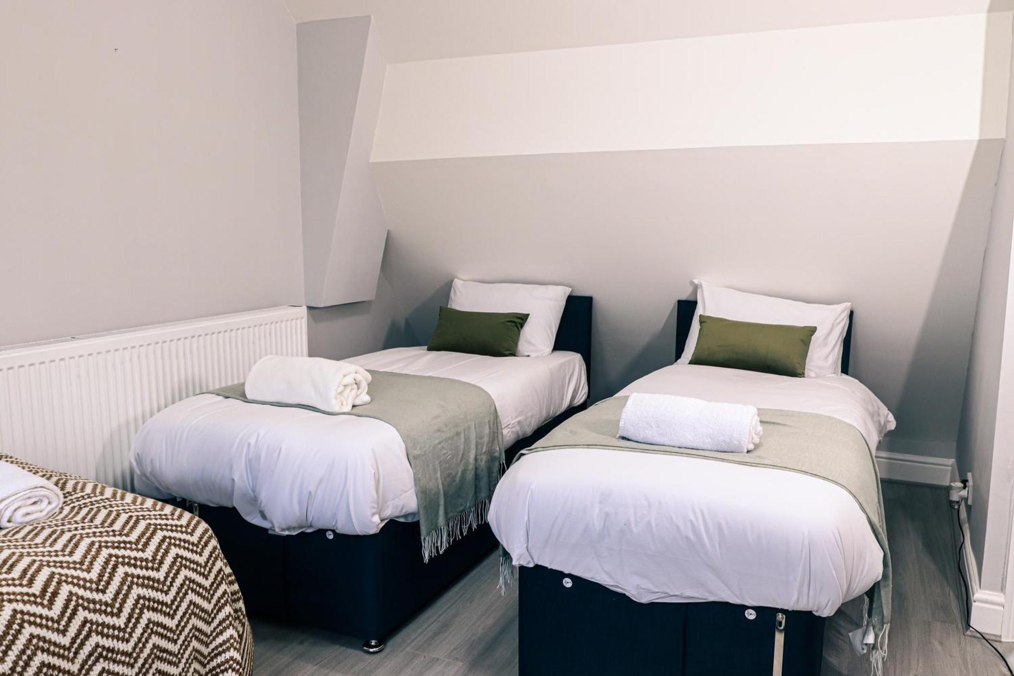 Beautiful Large House Free Parking 10 Mins To Centre Near Ao Arena Ideal For Groups Long Rates Holiday home
