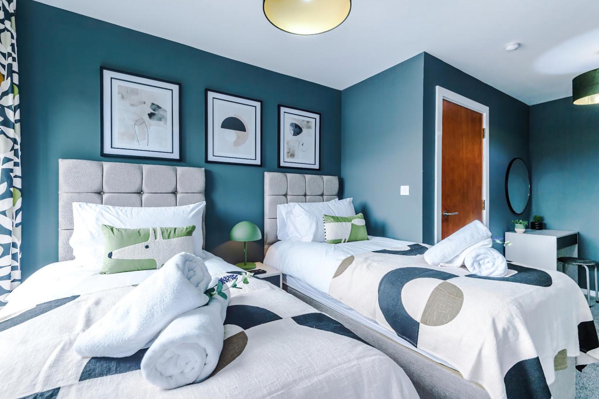 New! Stunning 2-bed In By 53 Degrees Property, Amazing Location - Sleeps 6! Apartment *