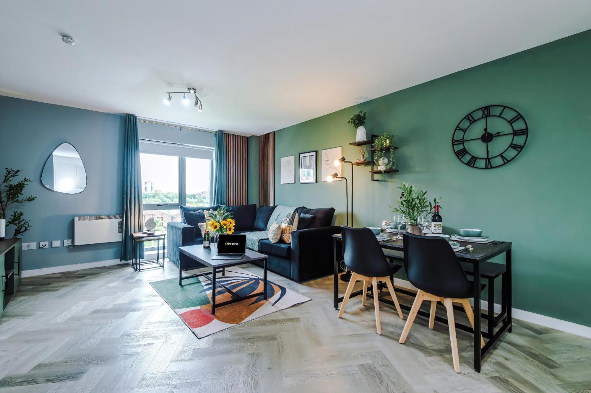 New! Stunning 2-bed In By 53 Degrees Property, Amazing Location - Sleeps 6! Apartment