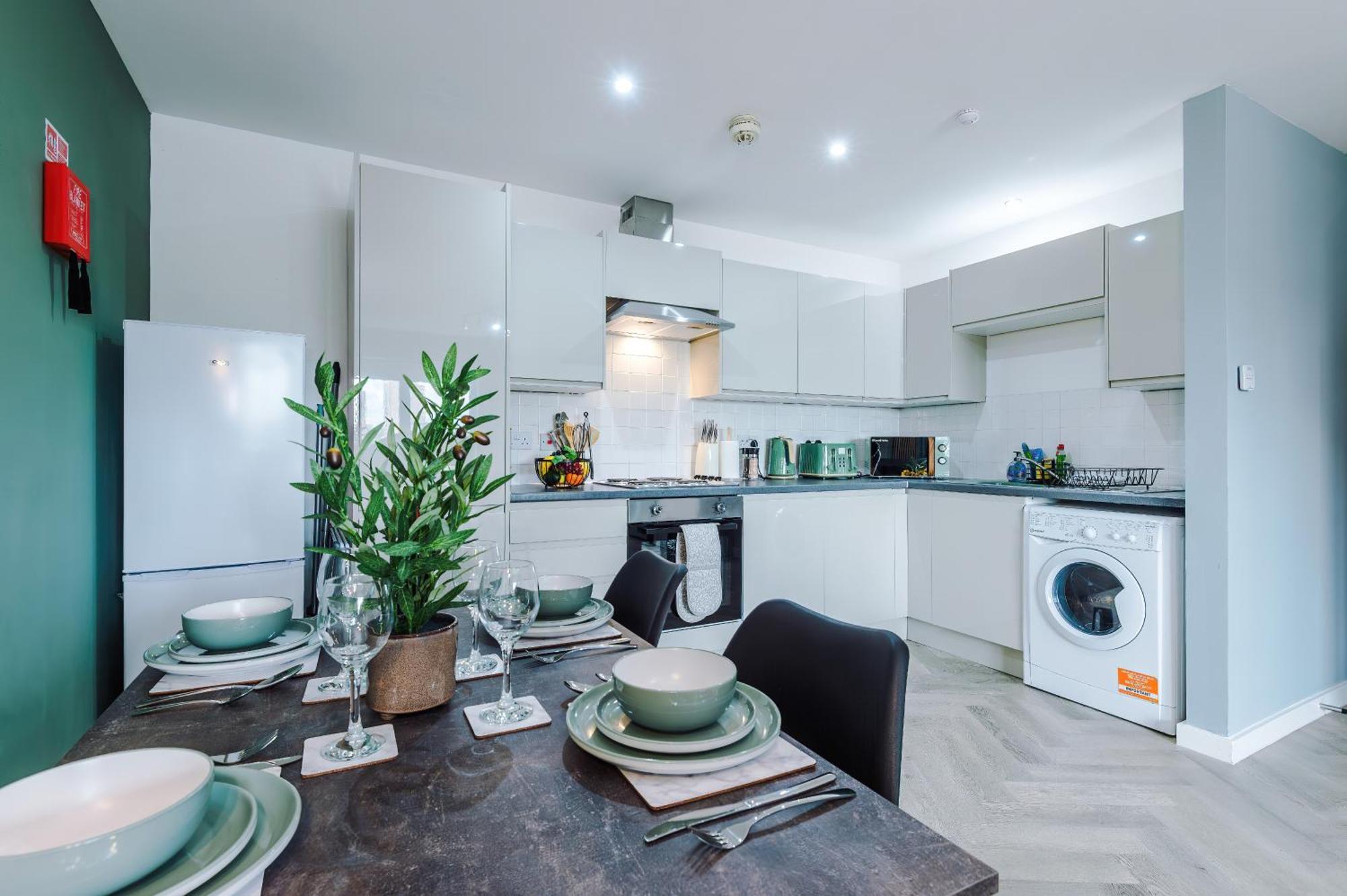 New! Stunning 2-bed In By 53 Degrees Property, Amazing Location - Sleeps 6! *