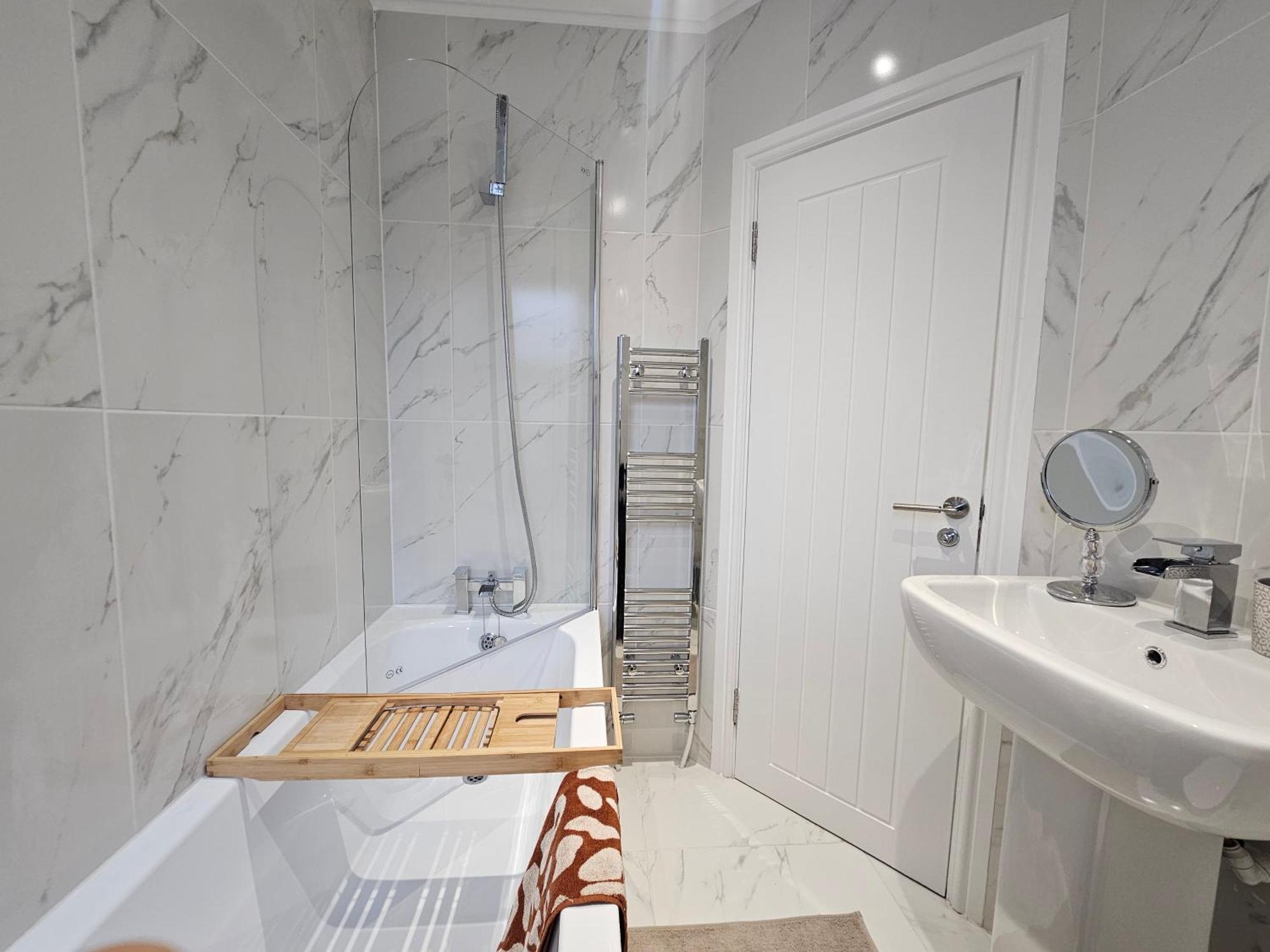 Beautiful Large House Free Parking 10 Mins To Centre Near Ao Arena Ideal For Groups Long Rates Holiday home
