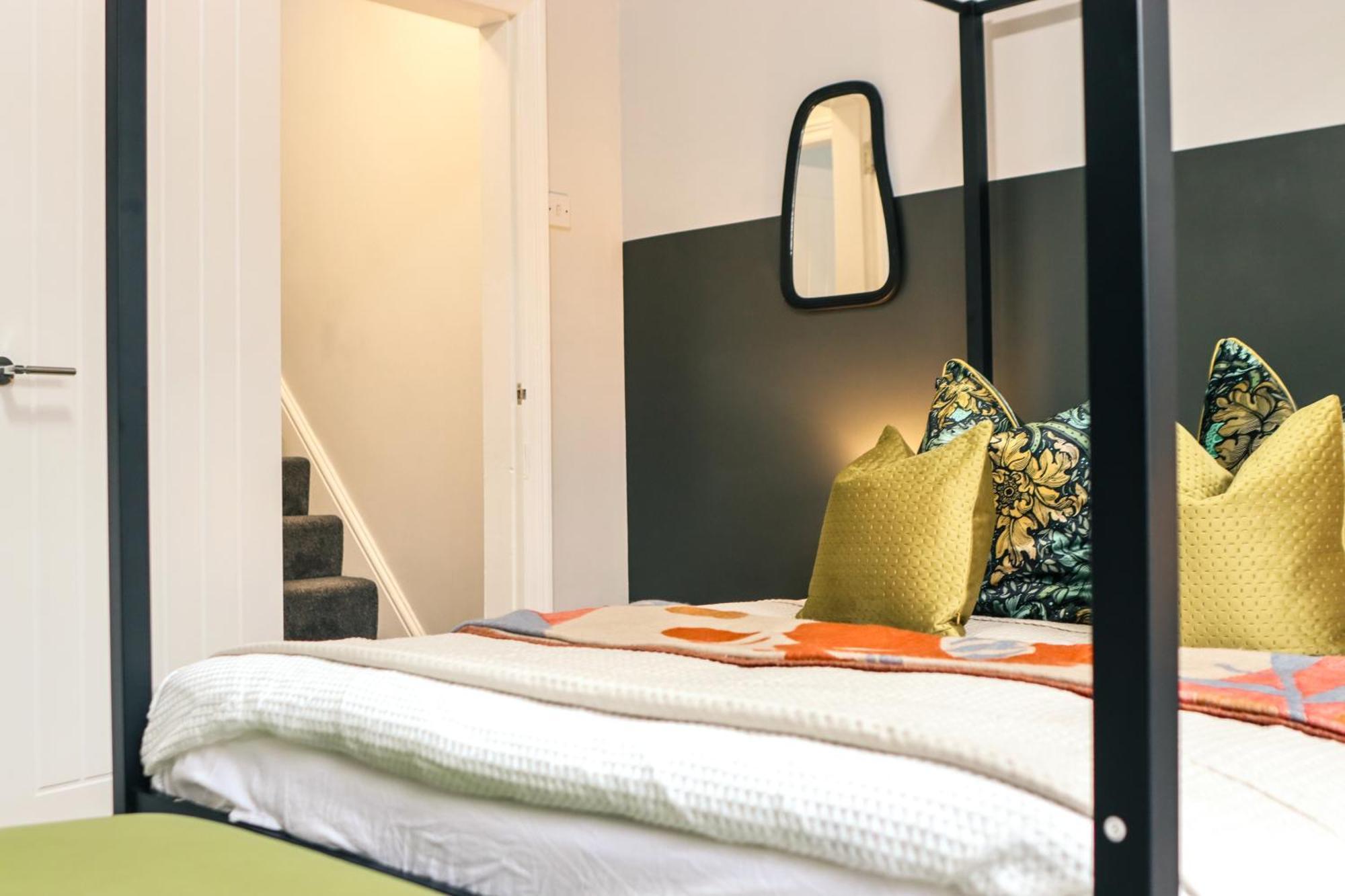 Holiday home Long Stays, Rates, Free Parking, Contractors Haven, Relocators, Work Leisure, Cosy House, Newly Renovated, Manchester