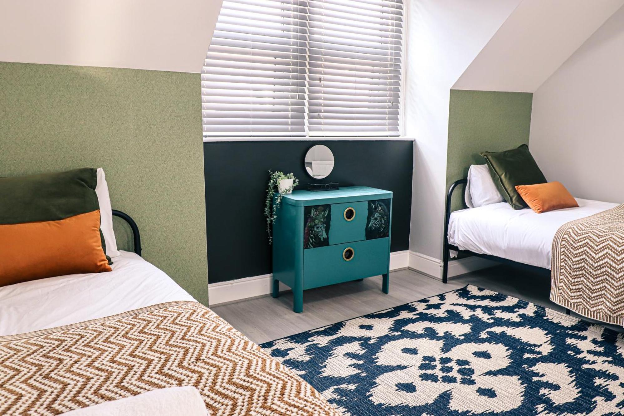 Holiday home Long Stays, Rates, Free Parking, Contractors Haven, Relocators, Work Leisure, Cosy House, Newly Renovated, Manchester