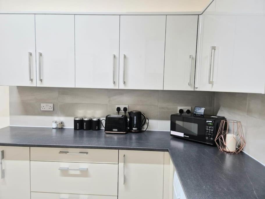 Large Four Bedroom House In Near Centre Holiday home Manchester