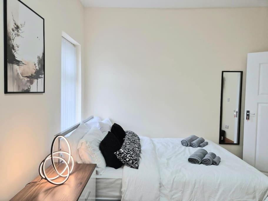 Large Four Bedroom House In Near Centre * Manchester