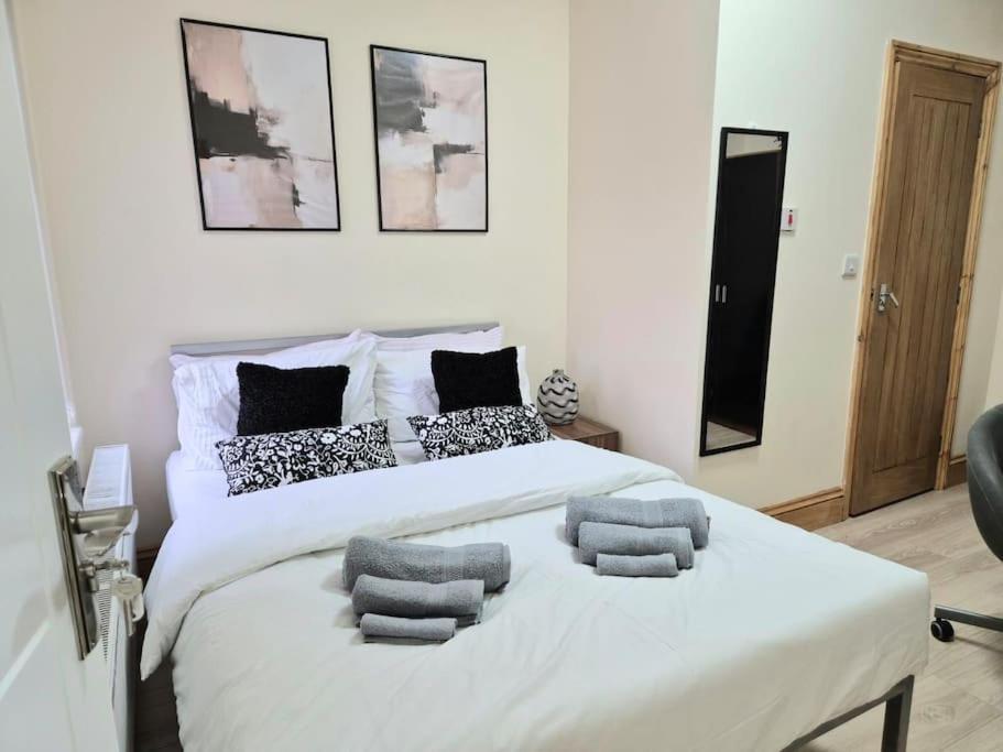 Holiday home Large Four Bedroom House In Near Centre