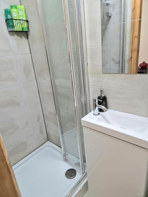 Large Four Bedroom House In Near Centre * Manchester