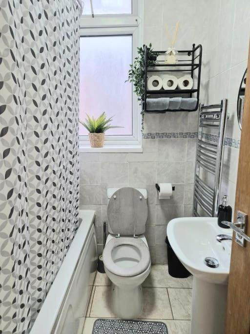 Holiday home Large Four Bedroom House In Near Centre
