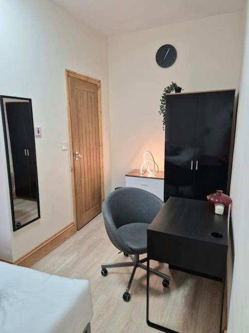 Holiday home Large Four Bedroom House In Near Centre