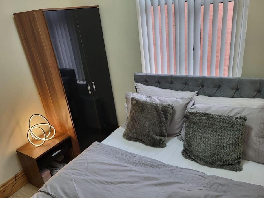 Holiday home Large Four Bedroom House In Near Centre Manchester