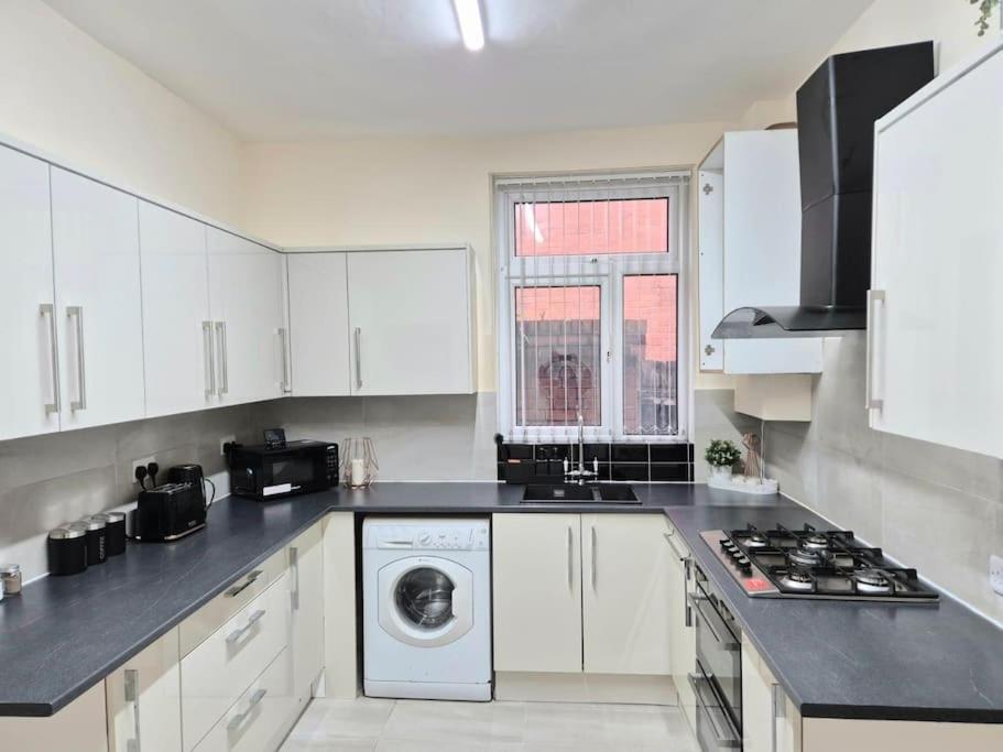 Large Four Bedroom House In Near Centre *