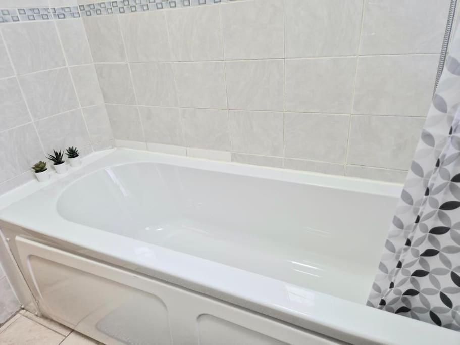 Large Four Bedroom House In Near Centre