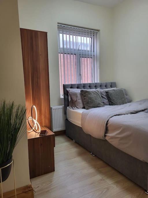 Large Four Bedroom House In Near Centre * Manchester