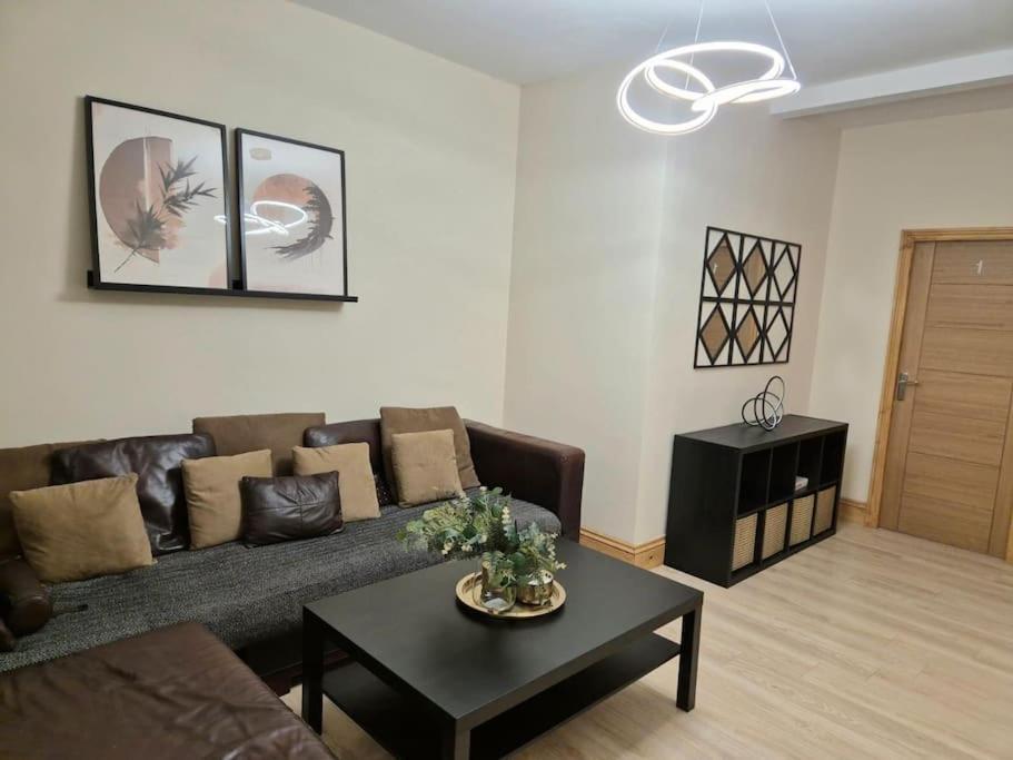 Large Four Bedroom House In Near Centre Holiday home