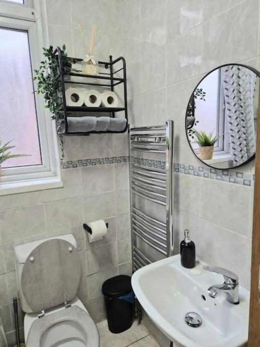 Large Four Bedroom House In Near Centre Holiday home Manchester