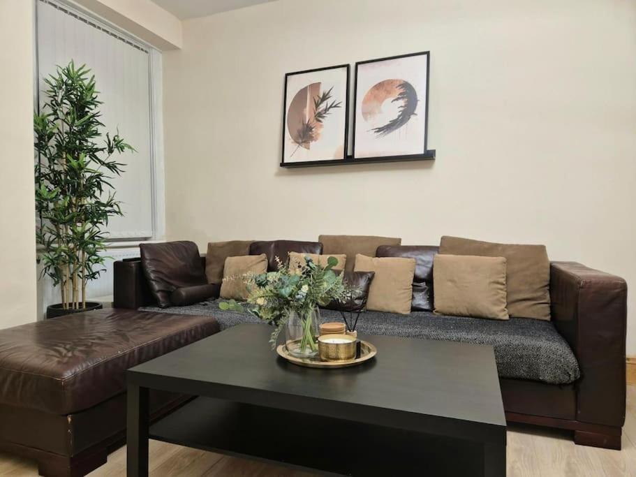 Large Four Bedroom House In Near Centre * Manchester